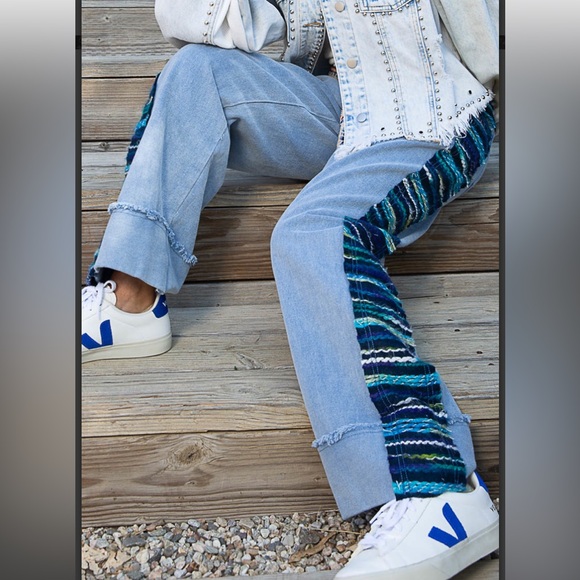 POL relaxed fit jeans with contrast pattern on side. - Picture 2 of 5